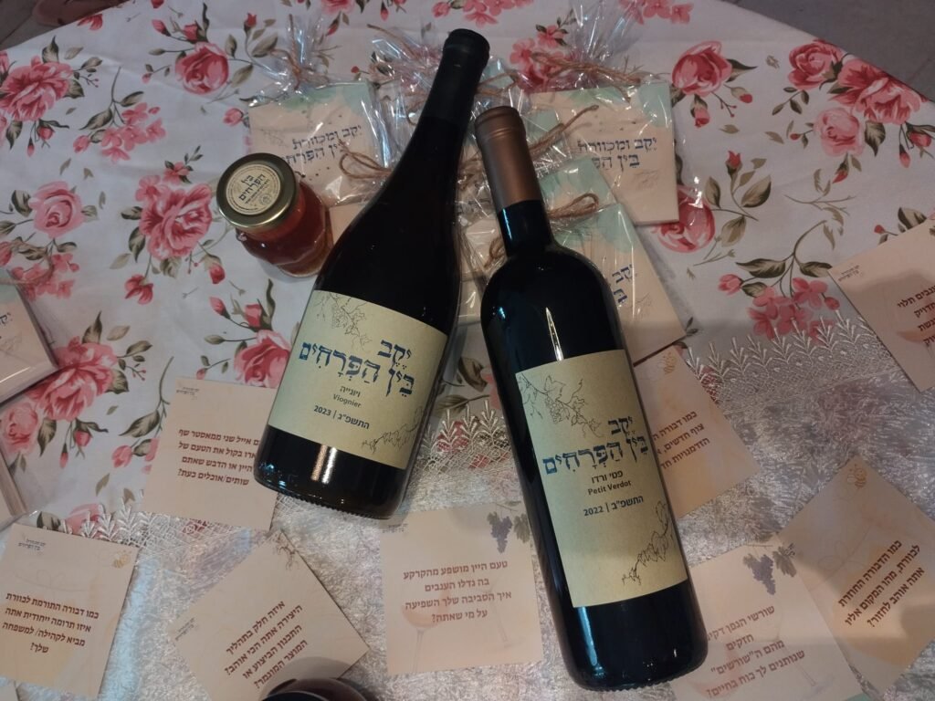 אווירה ביקב בין הפרחים